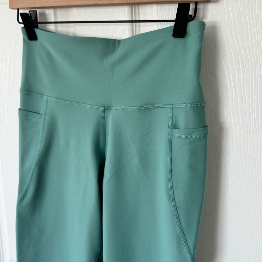Old Navy Powersoft Capri Leggings - Picture 7 of 8